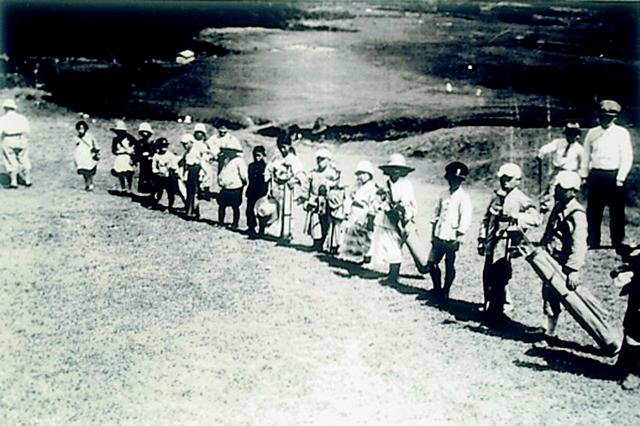 画像: キャディは近在の学童