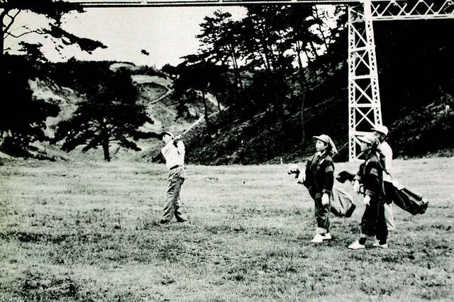 画像: プレーを楽しむレディスゴルファー(昭和31年)
