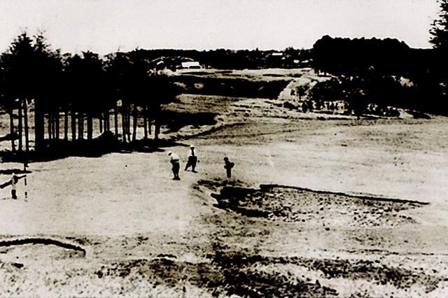 画像: 見晴コース8番ホールをプレーするネクタイ姿のゴルファー(昭和11年)