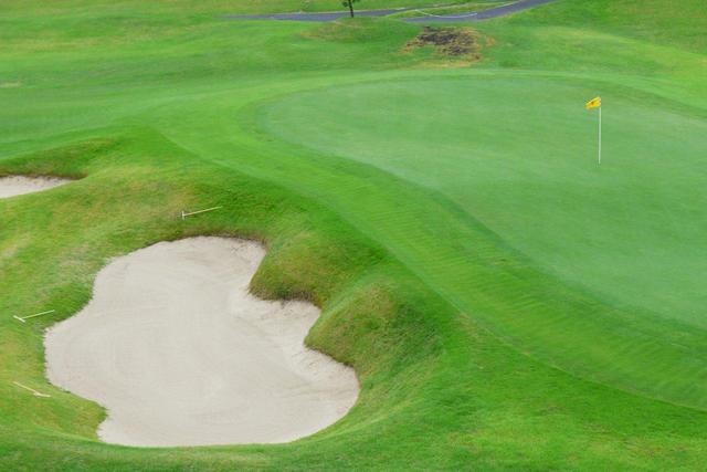 画像: 桃園コース9番(556ヤード、パー5)。バンカー越えの3打目勝負。LPGAスタンレーレディスで劇的なドラマを数々生んだ18番グリーン