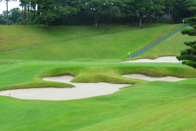 画像: 桃園コース9番(556ヤード、パー5) LPGAスタンレーレディスでは最終18番として使用。グリーン手前はバンカー群がガードする名物ホール