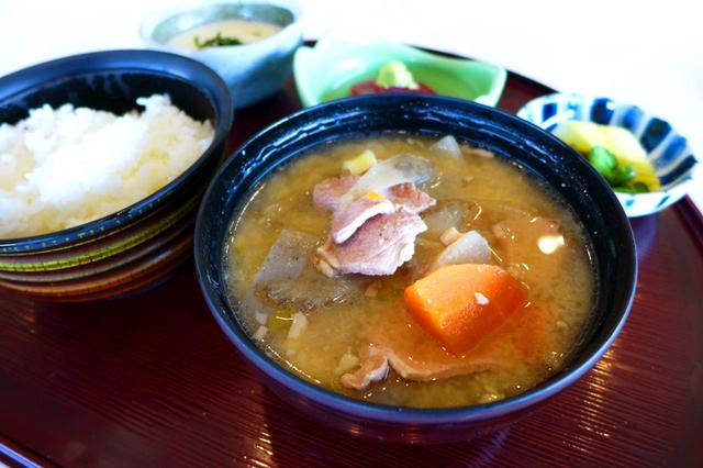 画像: マグロの山かけが付いてくる豚汁定食も人気