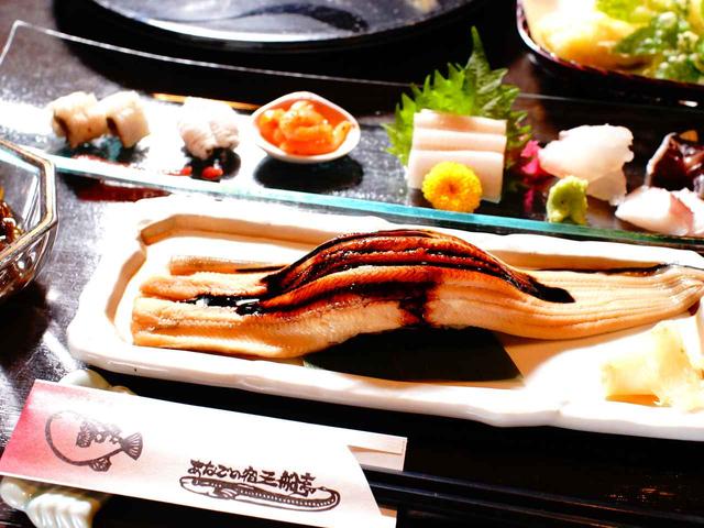 画像: 汽水域に生息するアナゴは、梅雨時、川から多く流されるエサを飽食し、夏以降の産卵へ備えるため脂がのる