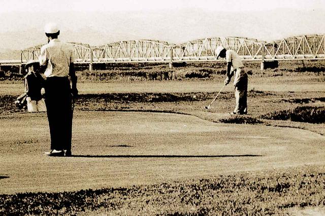 画像: 昭和36年9月に来場し、5番ホールをプレーする故高松宮殿下(右端)