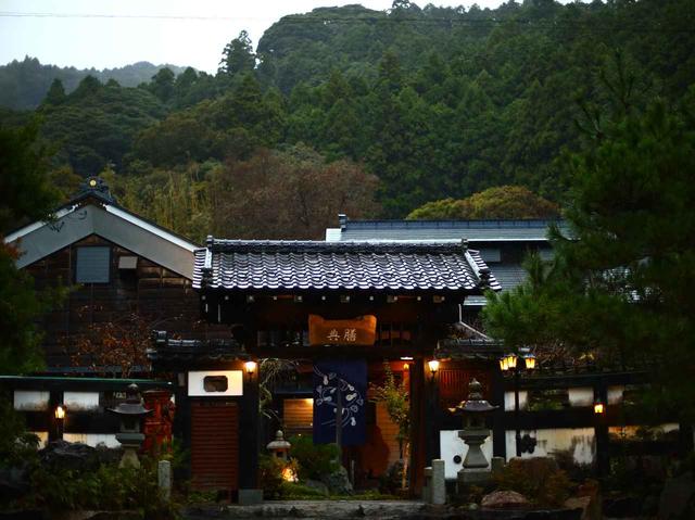 画像: 山中に突如現れる趣溢れる武家屋敷