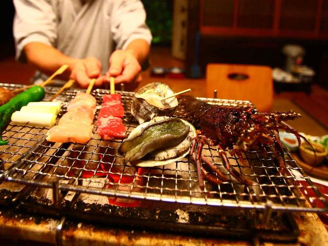 画像: 自分で焼くのがお約束。タレに漬けて焼いてを何度か繰り返すのコツ