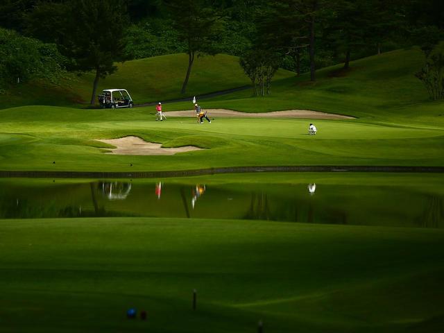 画像: 15H・160Y・Par3 美しい池はプレッシャーを選手たちに与える。手前に落ちると池へ転がる危険あり
