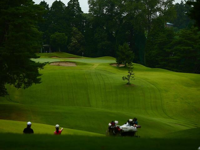 画像: 5H・317Y・Par4 1打目は打ち下ろし、2打目は打ち上げ。フェアウェイが右へ傾斜していて一筋縄ではいかない