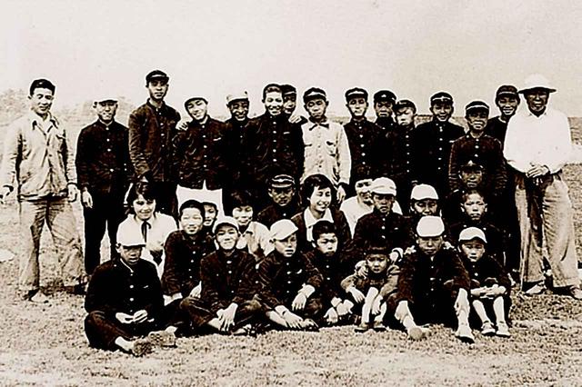 画像: 戦後間もない昭和21年に早くも再開場したが、当時のキャディは大半が学童だった