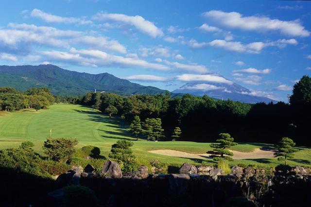 画像: クラブハウスのレストランから見える愛鷹コース9番。まさに富士山ビュー