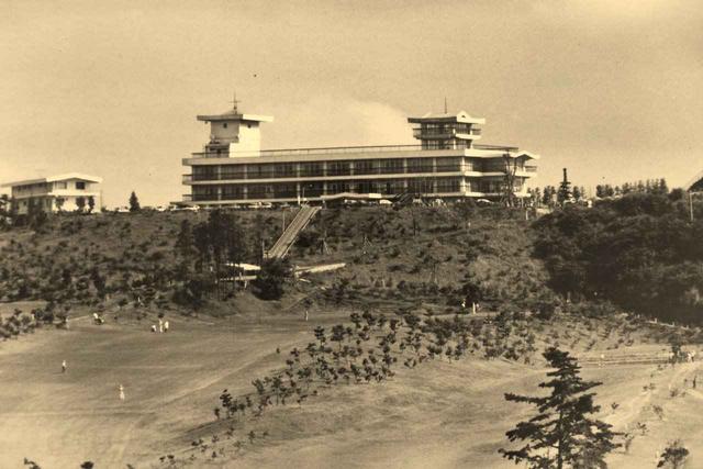 画像: 昭和43年(1968年)開場当時の鎌倉カントリークラブ。地質が岩盤だったため工事は難航した