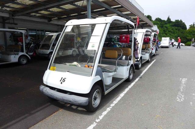 画像: プレーは4人乗り電磁誘導カートのセルフがメイン。キャディ付は予約時にリクエスト