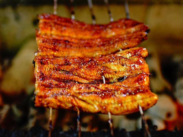 画像: 秘伝のタレに漬け込んで焼くこと4回。この照りが生まれる