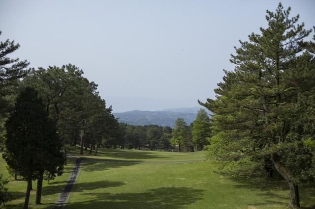 画像: 3番(563Y)パー5。眺めが美しく、狙いは遠くに見える桜島の頂上