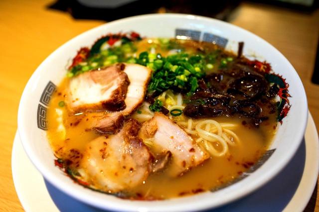 画像: 旅の愉しみ、〆の一杯! 天文館にあるラーメン小金太。鹿児島市樋之口町11-5 北村ビル(☎099-223-9455)ラーメン(700円)
