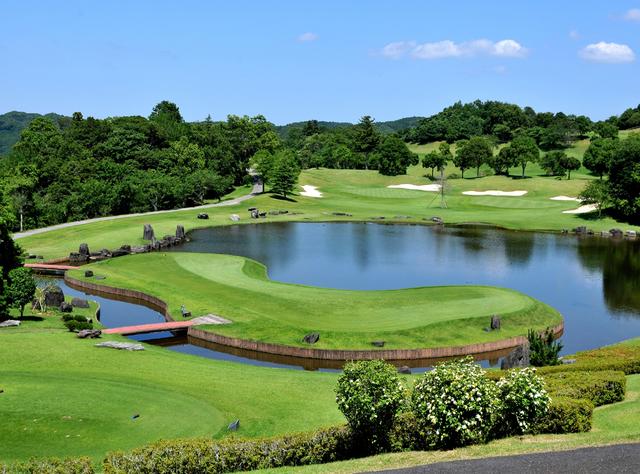 画像: ロイヤルスターゴルフクラブ(OUT2番・パー3)池越えで美しい景観ながらプレッシャーのかかるホールだ