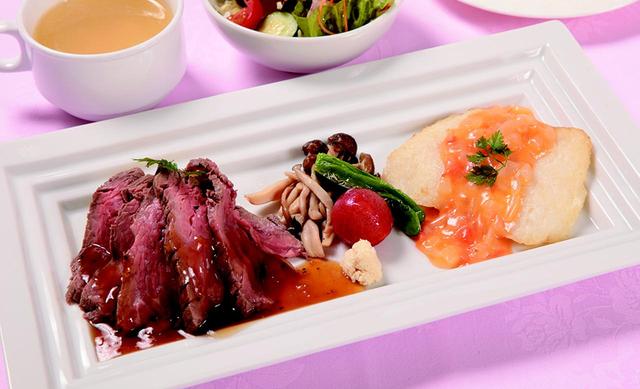画像: シェフランチ・・・1408円 いろいろな料理をすこしずつ食べたいという女性のニーズを意識したメニュー。料理の内容は季節ごとに変更する。写真はローストビーフと白身魚のムニエル、スープ、サラダ、ライス