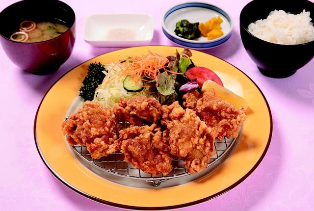 画像: 国産若鶏のからあげ膳・・・1204円 柚子胡椒で下味をつけた唐揚げは、アルコールとの相性もぴったり。ご飯も進む、人気ナンバー1メニュー