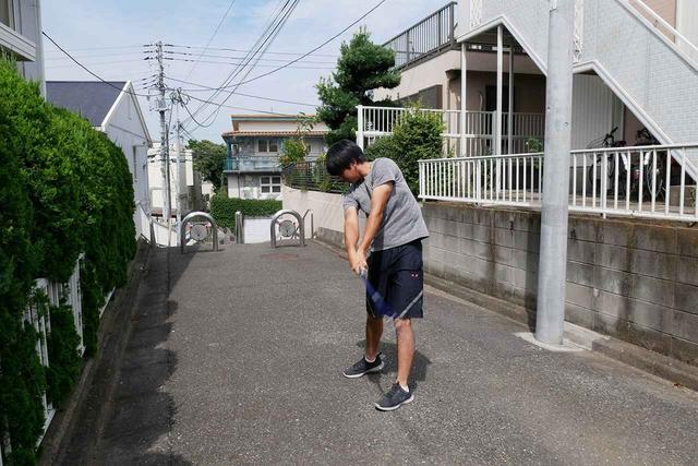 画像: 自宅前の素振りで自然体のスウィングを身につける