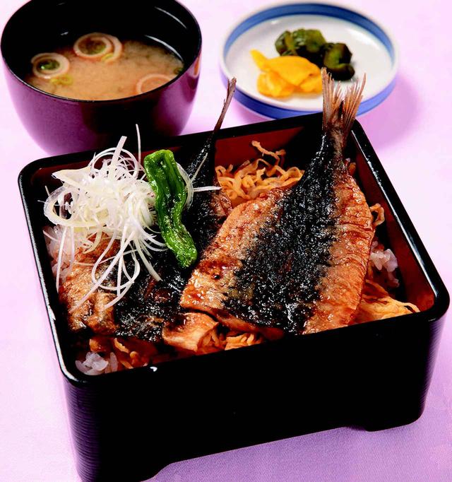 画像: イワシの蒲焼き重・・・1000円 ご飯に錦糸卵を敷き、甘辛のタレが絡んだイワシをのせた。シニア層を意識した一品