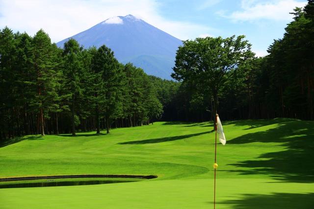 画像: 南コース9番パー4。河口湖CCの富士山ビューポイント