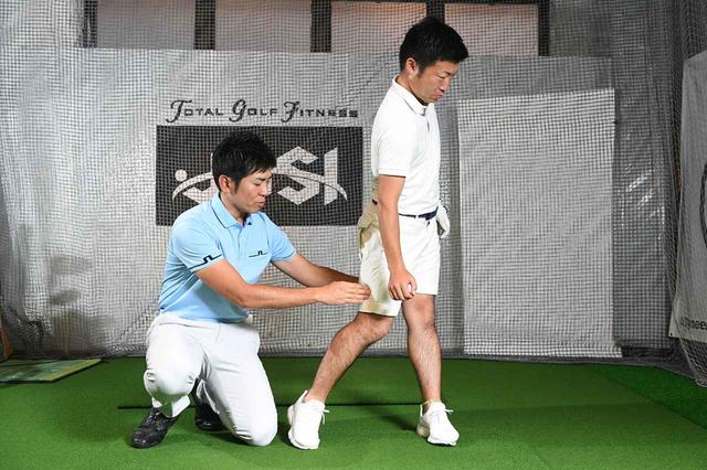 画像: ポイント②右ひざを左ひざに寄せるイメージ