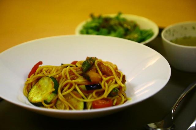画像: おすすめメニュー④夏野菜のトマトパスタ/1200円