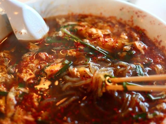 画像: こんにゃく麺の群を抜くプリプリ具合。東京にも支店があります。辛麺屋 桝元 宮崎中央通店 宮崎県宮崎市中央通8-29 TEL.0985-31-3428
