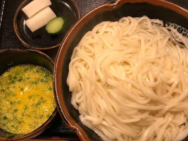 画像: 生卵とワサビを入れたツユは、優しいながらも刺激的。五味八珍 宮崎県宮崎市中央通2-29 TEL.0985-20-7786