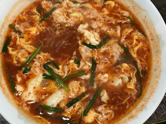 画像: リピーターの多い人気店。麺はうどんや雑炊に変更でき、卵やなんこつのトッピングも可能。辛麺屋輪 宮崎県宮崎市中央通6-5 TEL.0985-31-0606