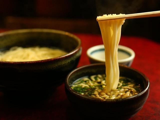 画像: 創業40年の宮崎を代表する有名店。滑らかな平打ち麺に節系の出しが効いたツユが合う。織田薪 本店 宮崎県宮崎市中央通2-23 TEL.0985-27-9984
