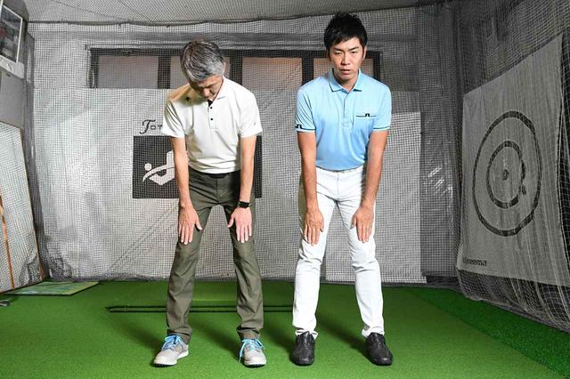 画像: 両ももに手を置いたまま前傾していく