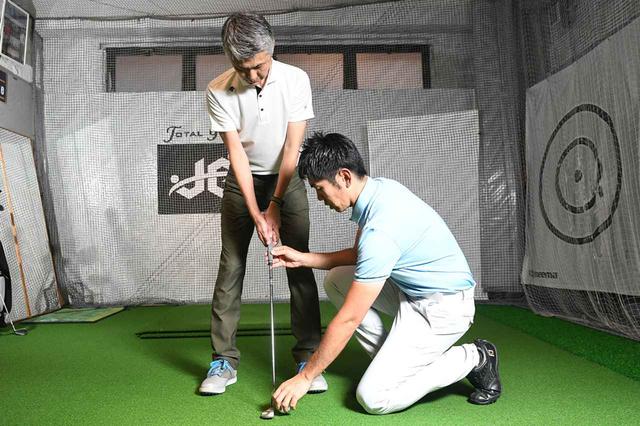 画像: 両手を合わせその位置でグリップ