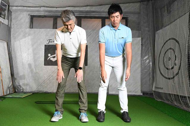 画像: 手がひざ上にきたら腕をだらりとさせる