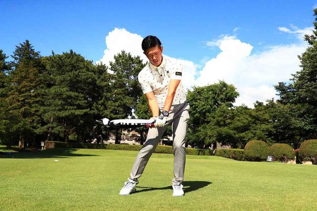 画像: フォローでタオルがピーンと伸びるように振る