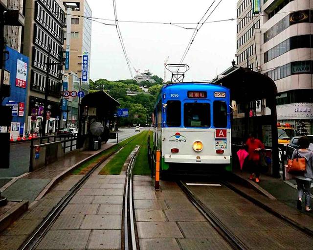 画像: 路面電車がまだ走る熊本市内