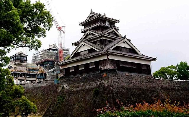 画像: 修復が始まった熊本城天守閣(奥)(2018年5月撮影)