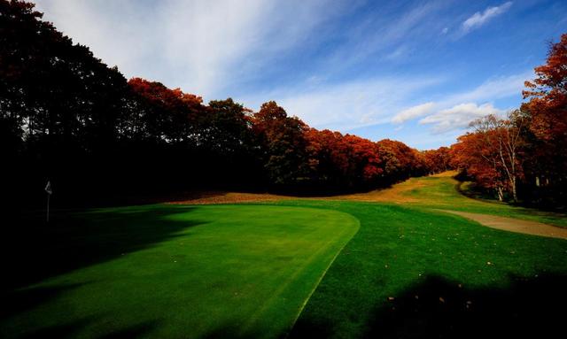 画像: 秋の大沼レイクゴルフクラブ(函館)はすでに紅葉のシーズン。紅葉狩りゴルフが楽しめる。