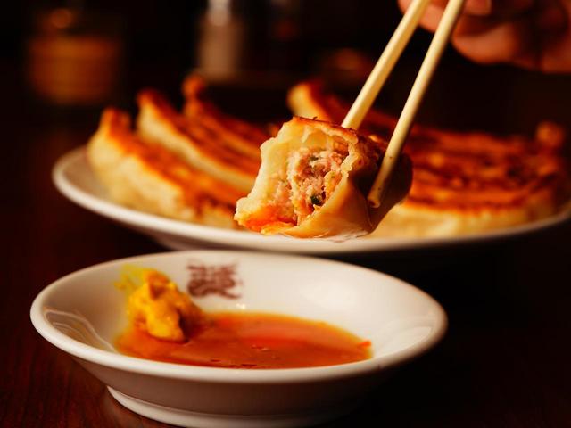 画像: しっかり皮に焼きを入れてから蒸していく。サクサクした歯ごたえとモッチリした食感が同時に楽しめる。餃子は8個で1100円。ご飯(白飯)小100円、大150円