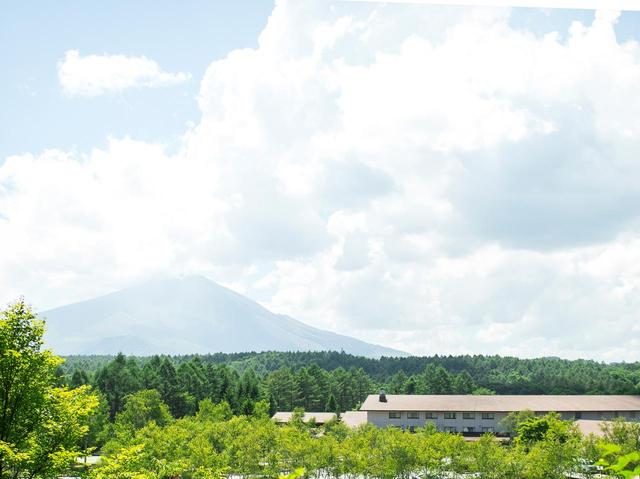 画像: 浅間山の麓、深い緑に囲まれたまさに高原リゾートの趣き