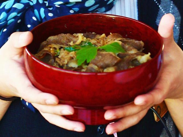 画像: フェニックスCCに来たらランチは迷わず「宮崎牛の玉子とじ丼」を注文。タイガー・ウッズの顎を落とした逸品をどうぞ。