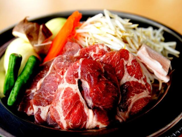 画像: 茶店を改造したジンギスカンハウスがある