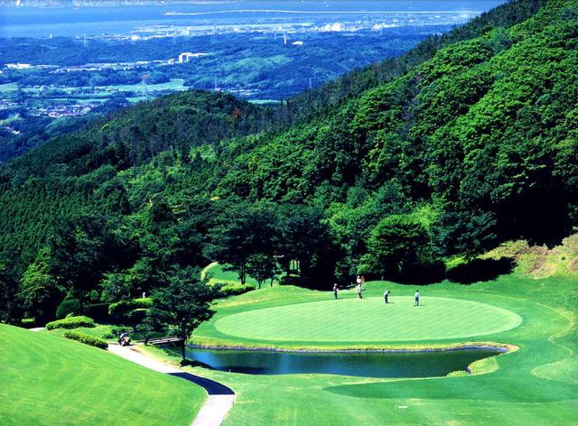 画像: 白鳥コース 5番ホール、379ヤード、パー4