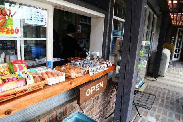 画像: スタート前に軽食を。おにぎりやゆで卵に思わず手がでる