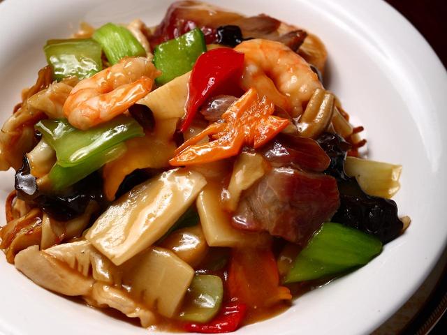 画像: 聘珍樓横濱本店の什錦炒麺。カリッと焼かれた麺と存在感ある具材を醤油ベースの餡が見事にまとめている