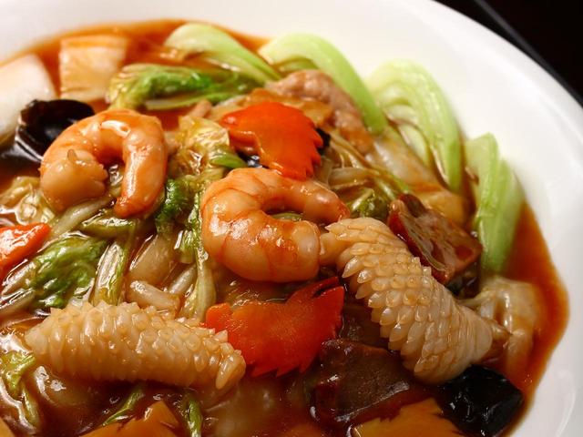 画像: 満珍樓本店の什錦香炒麺。たっぷりの餡が麺にかかった香り高いそば。焼きの入った麺が香ばしく鼻を抜けていく