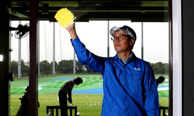 画像: 「清掃作業の方が窓を拭く。この時の右腕の感覚なんです!」