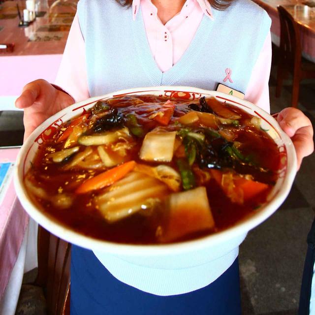 画像: クラブハウスグルメは驚異のデカ盛り「あんかけ焼きそば」。ひとりで食べ切るもよし、シェアするもよしの看板メニュー。もっちり太麺は専門店顔負け。