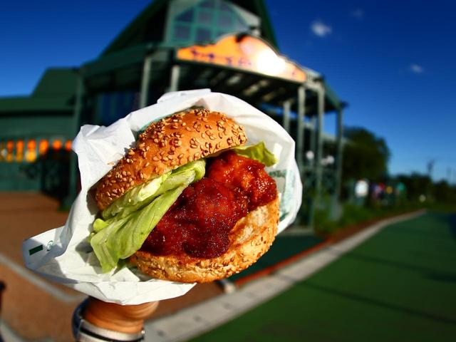 画像: ラッキーピエロの一番人気チャイニーズチキンバーガー