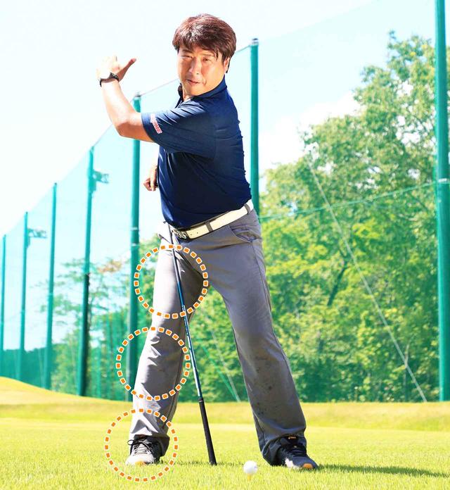 画像: プロや上級者はこうしている 右足首だけでなく、右ももの内側や右ヒザの内側でも力を受け止めています。より大きなパワーを生み出せ、しまったトップを作れるのはそのためです